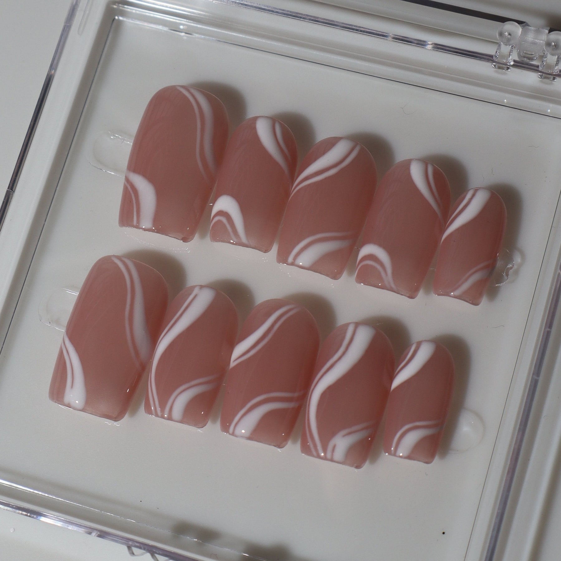 Rouge-Eleganz | Handgefertigte Press-Ons